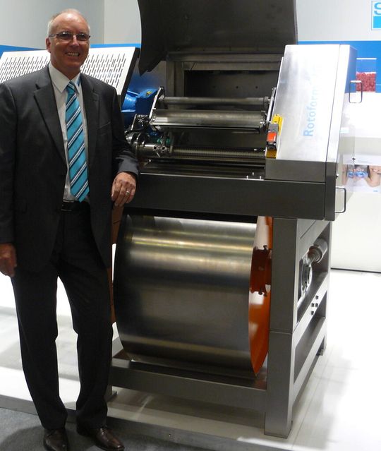 Matthias Kleinhans, Geschäftsleitung Sandvik Process Systems, stellt mit dem G4 eine Rotoform-Maschine vor, die mehr Anlagenverfügbarkeit und Sicherheit verspricht.