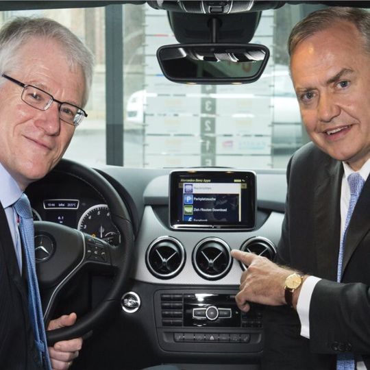 In der Berliner Zentrale der dapd gaben der dapd-Aufsichtsratsvorsitzende Dr. Dr. Peter Löw (r.) und Peter Häußermann (l.), Leiter Elektrik/Elektronik und Telematik der Daimler AG, ihre globale Kooperation bekannt. dapd beliefert künftig mehrere Millionen Mercedes-Benz-Fahrzeuge weltweit mit Nachrichten. In der Berliner Zentrale der dapd gaben der dapd-Aufsichtsratsvorsitzende Dr. Dr. Peter Löw (r.) und Peter Häußermann (l.), Leiter Elektrik/Elektronik und Telematik der Daimler AG, ihre globale Kooperation bekannt. dapd beliefert künftig mehrere Millionen Mercedes-Benz-Fahrzeuge weltweit mit Nachrichten.