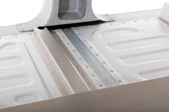 Mit dem Hochgeschwindigkeits-Bolzensetzen lassen sich Verbindungen von Aluminium, Stahl und Faserverbundwerkstoffen auch in Mischbauweise ohne Vorloch-Operationen realisieren. Mit dem Hochgeschwindigkeits-Bolzensetzen lassen sich Verbindungen von Aluminium, Stahl und Faserverbundwerkstoffen auch in Mischbauweise ohne Vorloch-Operationen realisieren.