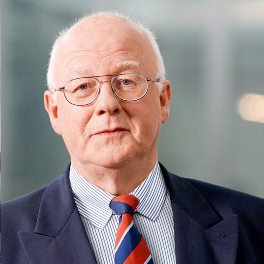 Dr. Peter Bettermann, langjähriger Sprecher der Unternehmensleitung und persönlich haftende Gesellschafter der Freudenberg & Co. KG übergibt zum 1. Juli 2012 sein Amt an Dr. Mohsen Sohi. Dr. Peter Bettermann, langjähriger Sprecher der Unternehmensleitung und persönlich haftende Gesellschafter der Freudenberg & Co. KG übergibt zum 1. Juli 2012 sein Amt an Dr. Mohsen Sohi.