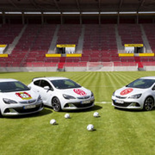 Opel nutzt nach zehnjähriger Abstinenz die Fußball-Bundesliga wieder als Bühne zur Präsentation der Marke und ihrer Modelle. Opel nutzt nach zehnjähriger Abstinenz die Fußball-Bundesliga wieder als Bühne zur Präsentation der Marke und ihrer Modelle.