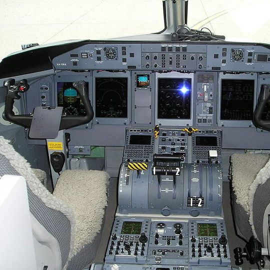Das Cockpit des zweimotorigen Regionalflugzeugs Q400 von Bombardier. Bedingt durch abgekündigte Bauteile und dadurch notwendige Designänderungen schossen die Projektkosten für die elektronische Triebwerkssteuerung (FADEC) über den gesamten Lebenszyklus des Flugzeugs von ursprünglich geplanten 4,24 Millionen auf 51,16 Millionen Dollar.