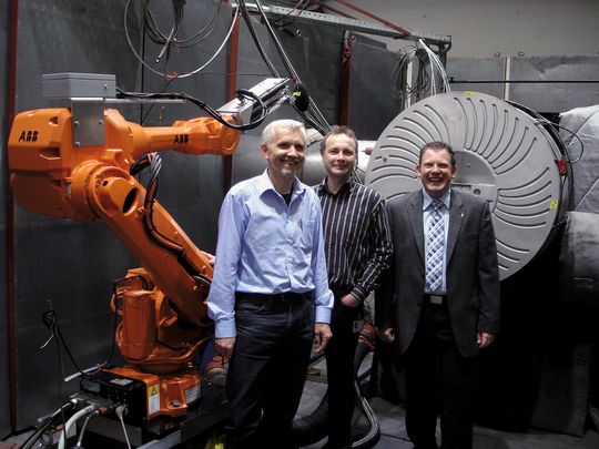 Zufrieden mit der implementierten Roboterlösung: (von links) Theo Burkart (ABB Robotics), Carsten Spinder (ABB Turbo Systems) und Andreas Arnold (ABB Robotics). Zufrieden mit der implementierten Roboterlösung: (von links) Theo Burkart (ABB Robotics), Carsten Spinder (ABB Turbo Systems) und Andreas Arnold (ABB Robotics).