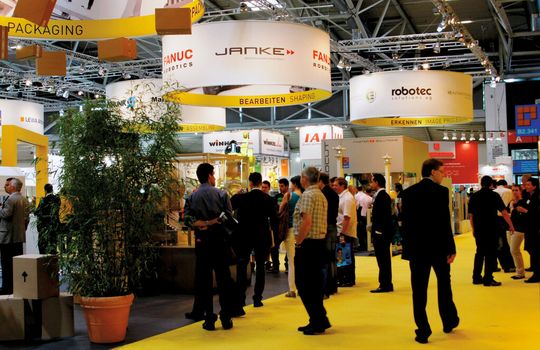 Fanuc Robotics integrierte insgesamt zwölf Partner auf dem Messestand, darunter auch Systemintegrator Robotec Solutions AG aus Seon AG. Fanuc Robotics integrierte insgesamt zwölf Partner auf dem Messestand, darunter auch Systemintegrator Robotec Solutions AG aus Seon AG.