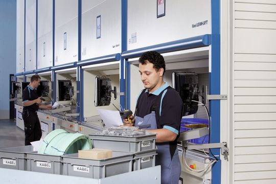 Mit der Erfassung aller Vorgänge per Barcode und den modernen Touchscreen-Bildschirmen direkt am Lean-Lift werdensämtliche Lagerbewegungen effizient, komfortabel und transparentelektronisch verbucht. Mit der Erfassung aller Vorgänge per Barcode und den modernen Touchscreen-Bildschirmen direkt am Lean-Lift werdensämtliche Lagerbewegungen effizient, komfortabel und transparentelektronisch verbucht.