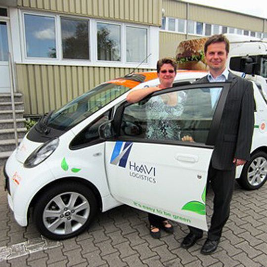 Sind vom strombetriebenen Kurierfahrzeug überzeugt: Jens Schauer, Leiter Team Mobility Services, und Havi-Logistics-Botin Renate Hübner. Sind vom strombetriebenen Kurierfahrzeug überzeugt: Jens Schauer, Leiter Team Mobility Services, und Havi-Logistics-Botin Renate Hübner.