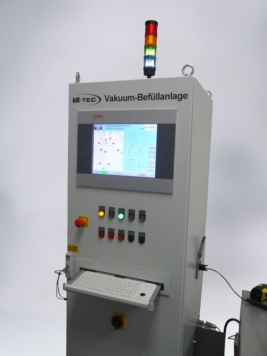 Die Anlage BF-24 dient zum Befüllen von Drucksensoren oder Membranen mit speziell konfektioniertem Öl. Die Anlage BF-24 dient zum Befüllen von Drucksensoren oder Membranen mit speziell konfektioniertem Öl.