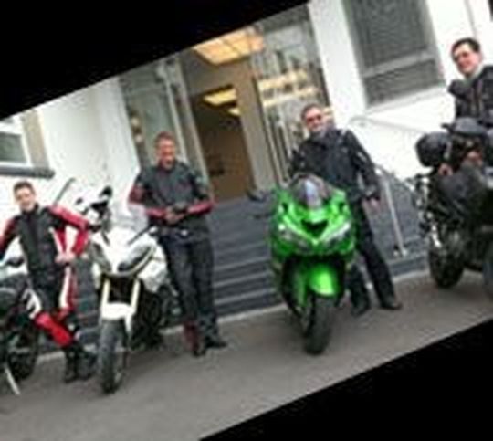 Die Vogel-Tourguides auf Vorerkundung (v.li.): Benedikt Seubert (Triumph Street Triple), Stephan Maderner (Triumph 1050 Tiger), Norbert Rubbel (Kawasaki ZZR 1400) und Tom Müller (Suzuki V-Strom 1000) am 29. Juni im Hof von Vogel Business Media. Die Vogel-Tourguides auf Vorerkundung (v.li.): Benedikt Seubert (Triumph Street Triple), Stephan Maderner (Triumph 1050 Tiger), Norbert Rubbel (Kawasaki ZZR 1400) und Tom Müller (Suzuki V-Strom 1000) am 29. Juni im Hof von Vogel Business Media.