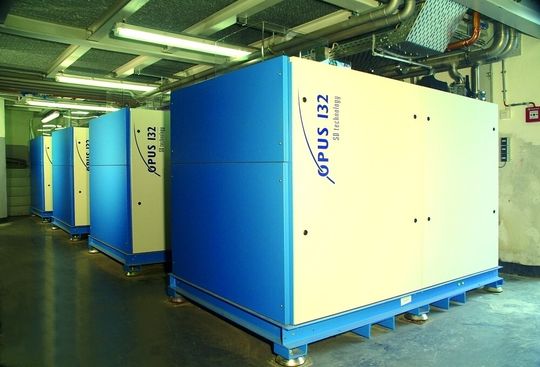 Bild 1: Für die zuverlässige und energieeffiziente Druckluftversorgung hat sich MTU-Friedrichshafen für eine Druckluft-Station von Alup entschieden, die durch ihre kompakte Bauweise und das Verbund-Konzept überzeugen konnte. Bild 1: Für die zuverlässige und energieeffiziente Druckluftversorgung hat sich MTU-Friedrichshafen für eine Druckluft-Station von Alup entschieden, die durch ihre kompakte Bauweise und das Verbund-Konzept überzeugen konnte.
