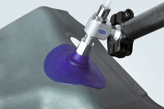 Mit hohen Haltekräften und großer Querkraftaufnahme dient dieser Glockensauggreifer zum schnellen und sicheren Handling von konturierten Blechen. Mit hohen Haltekräften und großer Querkraftaufnahme dient dieser Glockensauggreifer zum schnellen und sicheren Handling von konturierten Blechen.