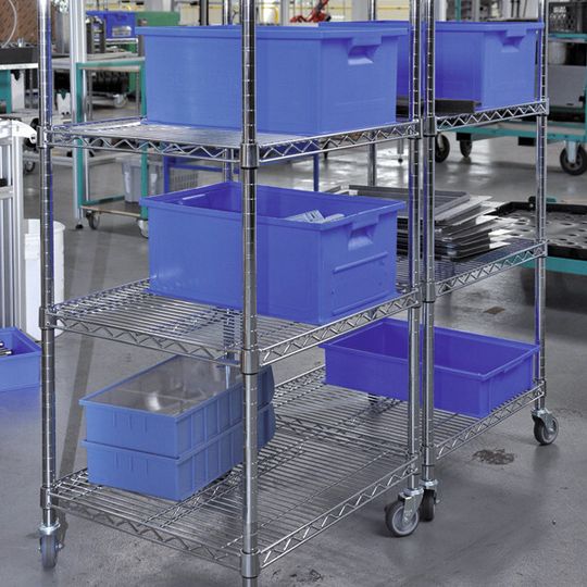 Die Rollwagen aus der Kombix-Serie von LKE gewährleisten ein flexibles und ergonomisches Arbeiten in der Produktion. Die Rollwagen aus der Kombix-Serie von LKE gewährleisten ein flexibles und ergonomisches Arbeiten in der Produktion.