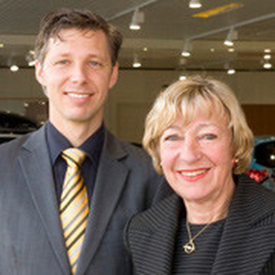 Heidi Hetzer mit ihrem Sohn Dylan Mackay. Kurz nach der Wende drehte die Berliner Händlerin in einem Jahr über 3.000 Opel-Modelle. Auch nach ihrem Rückzug aus dem oparativen Geschäft will sie eine Botschafterin der Marke mit dem Blitz bleiben.