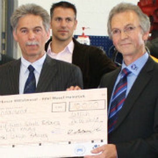 Scheckübergabe: Kurt Mertes (re.), stellvertretender Obermeister der Kfz-Innung Bernkastel-Wittlich-Bitburg, und Studiendirektor Karl-Heinz Krames (li.).