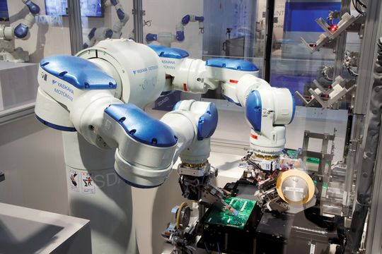 Zur diesjährigen "Internationalen Zuliefererbörse IZB" zeigt YASKAWA einen 15-achsigen Dual-Arm-Roboter YASKAWA MOTOMAN SDA10D. Zur diesjährigen "Internationalen Zuliefererbörse IZB" zeigt YASKAWA einen 15-achsigen Dual-Arm-Roboter YASKAWA MOTOMAN SDA10D.