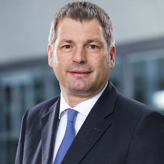 Der ehemalige DB-Schenker-Vertriebsvorstand Karsten Sachsenröder bekleidet ab 1. September 2012 die Position des CEO und geschäftsführenden Direktors beim Eisenbahnwagen-Vermieter AAE. Der ehemalige DB-Schenker-Vertriebsvorstand Karsten Sachsenröder bekleidet ab 1. September 2012 die Position des CEO und geschäftsführenden Direktors beim Eisenbahnwagen-Vermieter AAE.