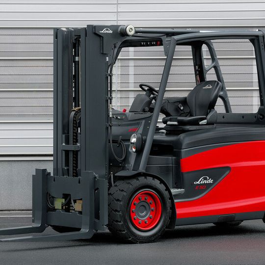 Die flachen Staplermodelle E40 bis E50 von Linde ermöglichen das Durchfahren von niedrigen Toren und das Arbeiten in Hallen mit niedriger Deckenhöhe. Die flachen Staplermodelle E40 bis E50 von Linde ermöglichen das Durchfahren von niedrigen Toren und das Arbeiten in Hallen mit niedriger Deckenhöhe.