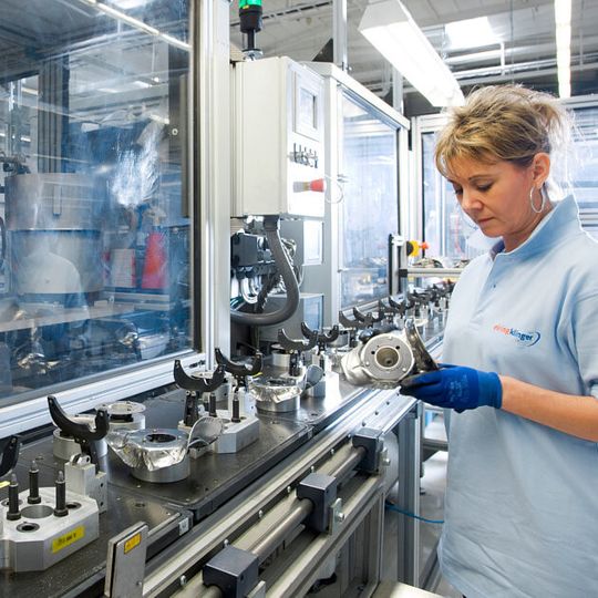 Eine MItarbeiterin montiert Komponenten zur Abgasnachbehandlung. Für einen Großauftrag des Mutterhauses, Hug Engineering AG, liefert ElringKlinger die komplette Abgasreinigungstechnologie für eine mit Gas- und Leichtöl betriebene stationäre Kraftwerksanlage in Nordamerika. Eine MItarbeiterin montiert Komponenten zur Abgasnachbehandlung. Für einen Großauftrag des Mutterhauses, Hug Engineering AG, liefert ElringKlinger die komplette Abgasreinigungstechnologie für eine mit Gas- und Leichtöl betriebene stationäre Kraftwerksanlage in Nordamerika.