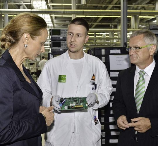 Die sächsische Staatsministerin für Wissenschaft und Kunst, Professorin Sabine von Schorlemer (links), begutatchtet eine Baugruppe. Rechts: Leesys-CEO Jörg Friedrich. In der Mitte: Thomas Scheidhauer von der Qualitätssicherung. Die sächsische Staatsministerin für Wissenschaft und Kunst, Professorin Sabine von Schorlemer (links), begutatchtet eine Baugruppe. Rechts: Leesys-CEO Jörg Friedrich. In der Mitte: Thomas Scheidhauer von der Qualitätssicherung.