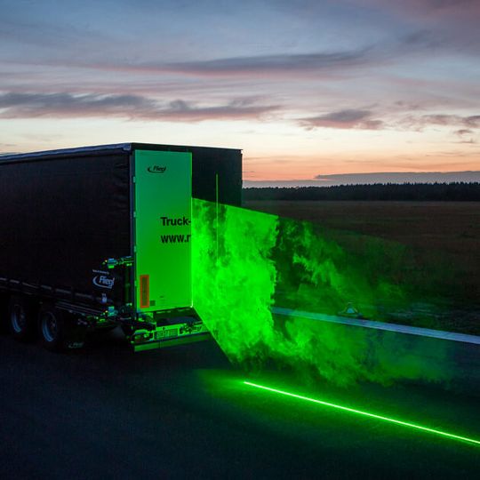 Mittels Laser und Nebel erforschen die Wissenschaftler des DLR das Strömungsverhalten am Heck des Lkw. Mittels Laser und Nebel erforschen die Wissenschaftler des DLR das Strömungsverhalten am Heck des Lkw.