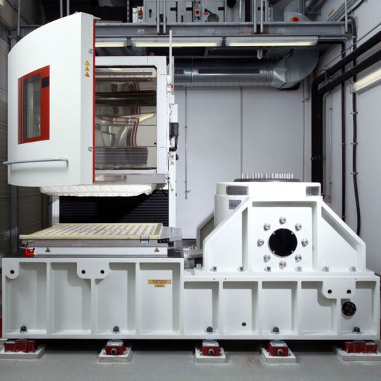 Im neuen VDE-Testzentrum befindet sich auch dieser Schwingprüfstand, mit dem meechanische Einflüsse reproduziert werden. Im neuen VDE-Testzentrum befindet sich auch dieser Schwingprüfstand, mit dem meechanische Einflüsse reproduziert werden.