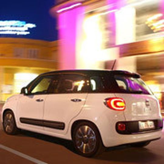 Fiat hat dem 500 einen Minivan zur Seite gestellt. Der 500L steht allerdings auf einer anderen Plattform. Fiat hat dem 500 einen Minivan zur Seite gestellt. Der 500L steht allerdings auf einer anderen Plattform.