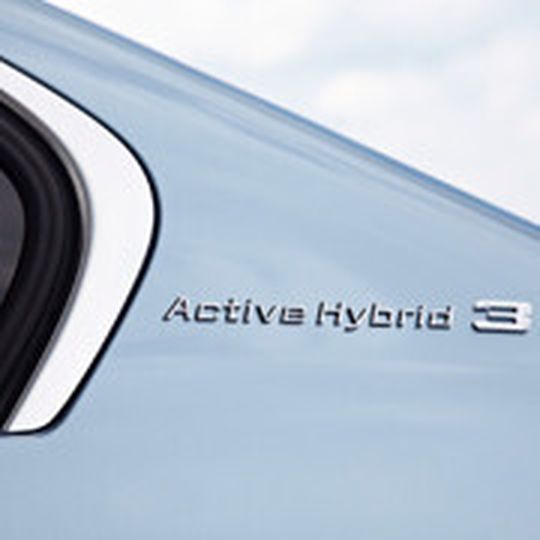 Hybrid-Kennung an der C-Säule. Hybrid-Kennung an der C-Säule.