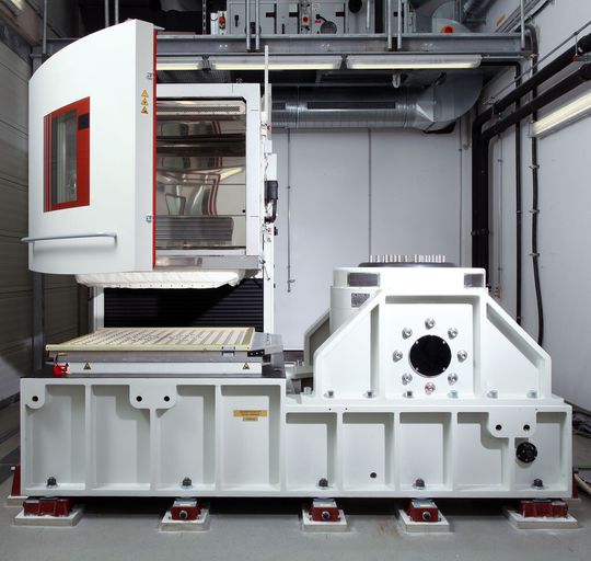 Das neue Batterieprpüfzentrum des VDE ist mit vielen Geräten wie dieser Schwinganlage ausgestattet.