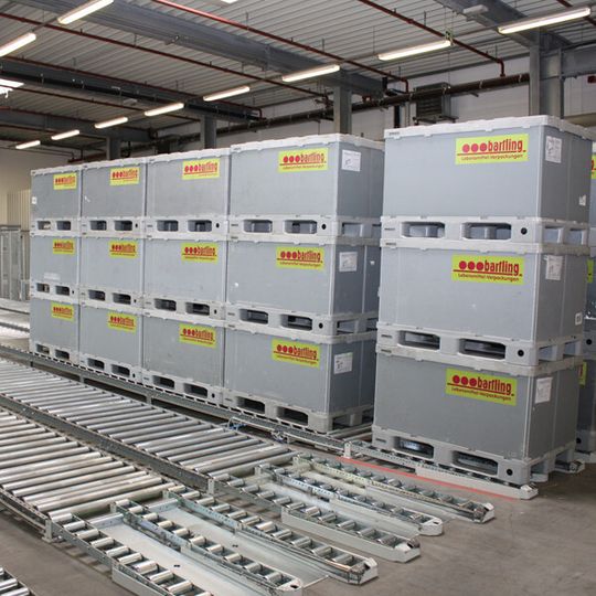 Reibungsloser Materialfluss über Rollenbahnen: Schwungvoll, aber stabil geht es für die Paletten in den Versandbereich des Lagers. Reibungsloser Materialfluss über Rollenbahnen: Schwungvoll, aber stabil geht es für die Paletten in den Versandbereich des Lagers.