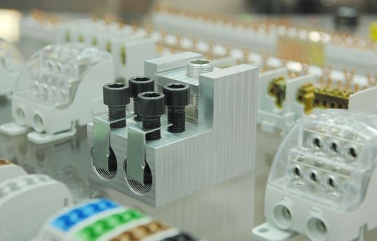 Mit dem Verteilerblock hat Leipold eine maßgeschneiderte Lösung zur Energieverteilung mit Kupfer- und Aluminiumleitern bis 500 mm2 entwickelt. Mit dem Verteilerblock hat Leipold eine maßgeschneiderte Lösung zur Energieverteilung mit Kupfer- und Aluminiumleitern bis 500 mm2 entwickelt.