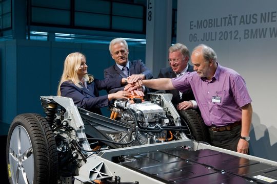 Leiterin Produktions- und Fahrwerkskomponenten Barbara Bergmeier, Bundesverkehrsminister Peter Ramsauer, BMW Group Produktionsvorstand Frank-Peter Arndt und stellvertretender Betriebsratsvorsitzender Dingolfing Erwin Gegenfurtner verbinden den Hochvoltspeicher mit dem E-Antrieb. Leiterin Produktions- und Fahrwerkskomponenten Barbara Bergmeier, Bundesverkehrsminister Peter Ramsauer, BMW Group Produktionsvorstand Frank-Peter Arndt und stellvertretender Betriebsratsvorsitzender Dingolfing Erwin Gegenfurtner verbinden den Hochvoltspeicher mit dem E-Antrieb.