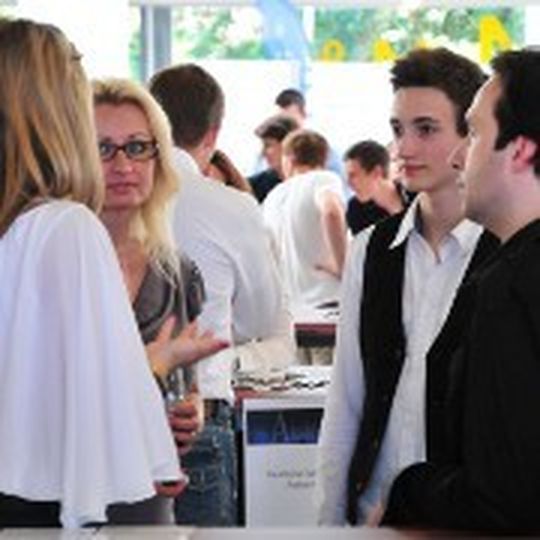 Beim Kunzmann-Azubitag informierten Ausbilder und Azubis gemeinsam Schüler und deren Eltern über die Ausbildung im Kfz-Gewerbe. Beim Kunzmann-Azubitag informierten Ausbilder und Azubis gemeinsam Schüler und deren Eltern über die Ausbildung im Kfz-Gewerbe.