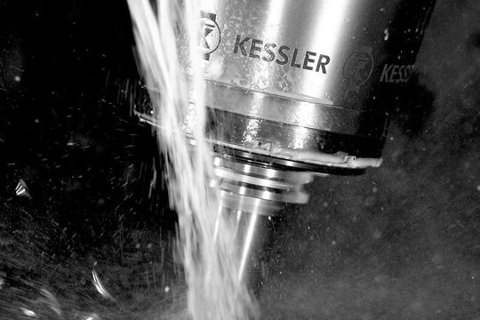 Der Energieaufwand bei der Maschinenbenutzung hängt stark vom Aufbau des Spindelmotors und der Konzeption der Stromspeisung der Antriebe ab.