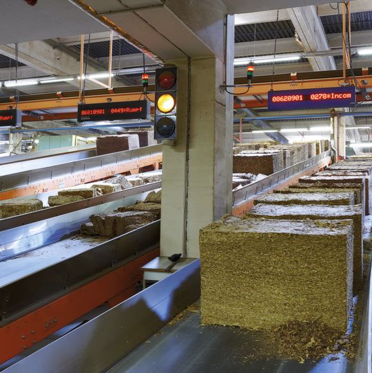 Tabakballen werden im Slicer zerkleinert. Tabakballen werden im Slicer zerkleinert.