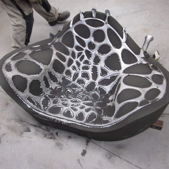 Abguss eines Desingerstuhls in einer mittels 3D-Druck hergestellten Sandform Abguss eines Desingerstuhls in einer mittels 3D-Druck hergestellten Sandform