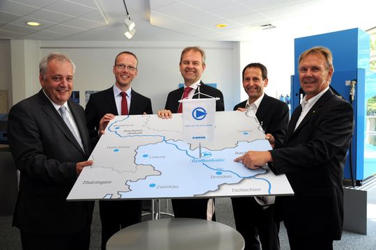 von links nach rechts: Thomas Krüger (Wirtschaftsförderung Sachsen), Thorsten Meier (Geschäftsführer Boge), Wolf D. Meier-Scheuven (Geschäftsführender Gesellschafter Boge), Burkhard Müller (Oberbügermeister Großenhain), Bernd Thronicke (Stadtverwaltung Großenhain) von links nach rechts: Thomas Krüger (Wirtschaftsförderung Sachsen), Thorsten Meier (Geschäftsführer Boge), Wolf D. Meier-Scheuven (Geschäftsführender Gesellschafter Boge), Burkhard Müller (Oberbügermeister Großenhain), Bernd Thronicke (Stadtverwaltung Großenhain)