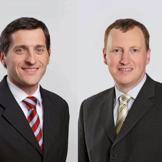 Dr. Klaus Geißdörfer (links), Leiter Branchenmanagement Industrial OEM, und Rudolf Lenhart (rechts), Leiter Geschäftsbereich Pendellager und Werkleitung Schweinfurt. Dr. Klaus Geißdörfer (links), Leiter Branchenmanagement Industrial OEM, und Rudolf Lenhart (rechts), Leiter Geschäftsbereich Pendellager und Werkleitung Schweinfurt.
