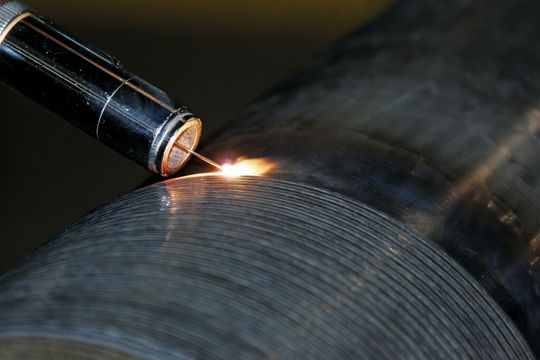 Bild 1: Der Diodenlaser etabliert sich zunehmend als Werkzeug zum Auftragsschweißen von Verschleißschutzschichten. Jüngstes Beispiel ist die Schichterneuerung bei Antriebswellen. Bild 1: Der Diodenlaser etabliert sich zunehmend als Werkzeug zum Auftragsschweißen von Verschleißschutzschichten. Jüngstes Beispiel ist die Schichterneuerung bei Antriebswellen.