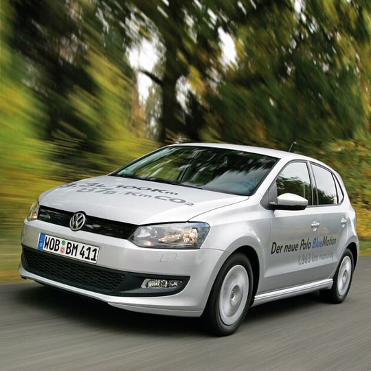 Nur 2,9 Liter Diesel auf 100 Kilometer: Das ist das Ergebnis einer Verbrauchsfahrt mit dem Polo BlueMotion. Die Durchschnittsgeschwindigkeit betrug 84 km/h - Sparen hatte demnach nichts mit "Schleichen" zu tun. Nur 2,9 Liter Diesel auf 100 Kilometer: Das ist das Ergebnis einer Verbrauchsfahrt mit dem Polo BlueMotion. Die Durchschnittsgeschwindigkeit betrug 84 km/h - Sparen hatte demnach nichts mit "Schleichen" zu tun.