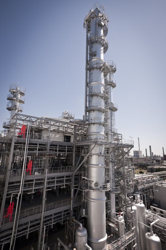 Im Ludwigshafener Stammwerk der BASF geht die neue Produktionsanlage für L-Menthol im Sommer 2012 in Betrieb. Aus dem Ausgangsstoff Citral wird hier L-Menthol in einer Reinheit von mindestens 99,7 Prozent produziert. Im Ludwigshafener Stammwerk der BASF geht die neue Produktionsanlage für L-Menthol im Sommer 2012 in Betrieb. Aus dem Ausgangsstoff Citral wird hier L-Menthol in einer Reinheit von mindestens 99,7 Prozent produziert.