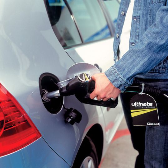 Laut des Landgerichtes Bochum kann ein zu hoher Kraftstoffverbrauch bei einem Neuwagen zum Rücktritt vom Kaufvertrag berechtigen. Im entsprechenden Fall hat der verklagte Händler Berufung eingelegt - das Urteil ist demnach noch nicht rechtskräftig. Laut des Landgerichtes Bochum kann ein zu hoher Kraftstoffverbrauch bei einem Neuwagen zum Rücktritt vom Kaufvertrag berechtigen. Im entsprechenden Fall hat der verklagte Händler Berufung eingelegt - das Urteil ist demnach noch nicht rechtskräftig.