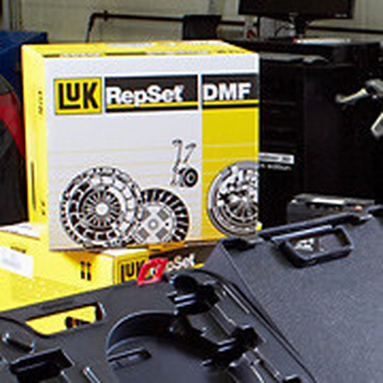 LuK hat für den Handel zur Kupplungsreparatur das Teile-Kit RepSet DMF entwickelt. LuK hat für den Handel zur Kupplungsreparatur das Teile-Kit RepSet DMF entwickelt.