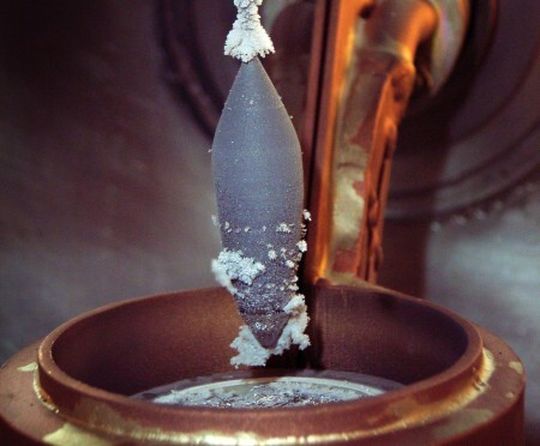 Eine Alternative zum Edelmetall: Czochralski-Einkristall einer Eisen-Aluminium-Verbindung. Solche Kristalle verwendeten die Forscher, um einen wichtigen Syntheseschritt bei der Produktion des Kunststoffs Polyethylen zu katalysieren. Bisher nutzt die Industrie dafür ein palladiumhaltiges Material.