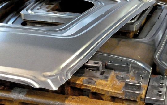 Mit dem Multifunktionsblechhalter ist es der GIW gelungen, ein modernes Werkzeugkonzept für flächige Ziehteile im Automotivebereich zu entwickeln. Mit dem Multifunktionsblechhalter ist es der GIW gelungen, ein modernes Werkzeugkonzept für flächige Ziehteile im Automotivebereich zu entwickeln.