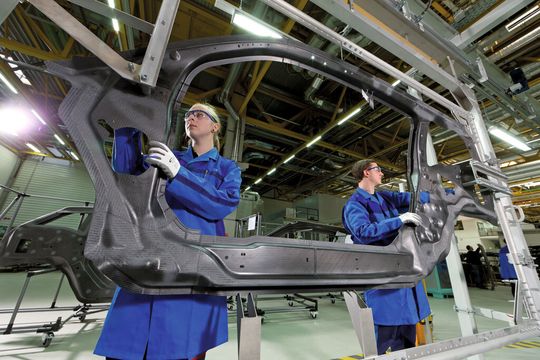 Mit dem Aufbau einer CFK-Bauteilfertigung für das Elektroauto i3 im BMW-Werk Landshut wurde auch eine Logistikprozesskette installiert. Mit dem Aufbau einer CFK-Bauteilfertigung für das Elektroauto i3 im BMW-Werk Landshut wurde auch eine Logistikprozesskette installiert.