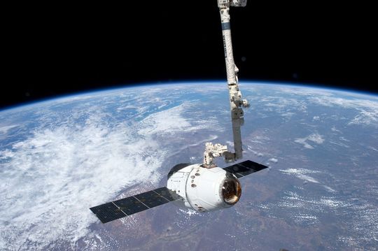 Blick von der International Space Station (ISS) auf die SpaceX Dragon-Kapsel. Der Roboterarm der ISS bewegt die Kapsel zur Andockstation. (25. Mai 2012) Blick von der International Space Station (ISS) auf die SpaceX Dragon-Kapsel. Der Roboterarm der ISS bewegt die Kapsel zur Andockstation. (25. Mai 2012)