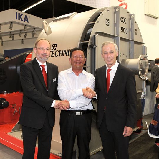 Die Siebtechnik-Geschäftsführer Karl Bongartz (links) und Horst Dietschreit (rechts) zusammen mit QPP-Präsident Li Xiaosong