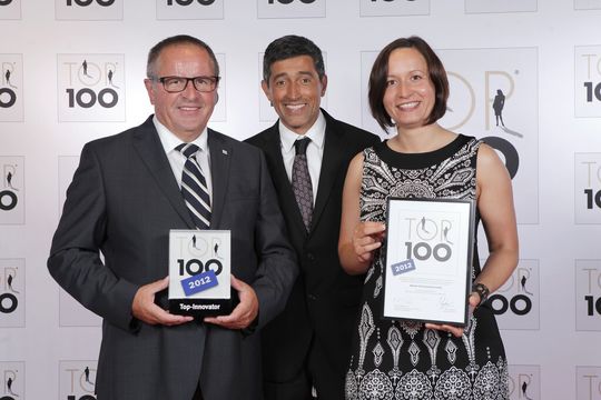 Wissenschaftsjournalist Ranga Yogeshwar überreicht der Allweier Präzisionsteile GmbH, Überlingen, den begehrten Innovationspreis "Top 100“. Wissenschaftsjournalist Ranga Yogeshwar überreicht der Allweier Präzisionsteile GmbH, Überlingen, den begehrten Innovationspreis "Top 100“.