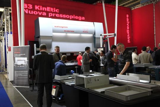 Salvagnini, ein Unternehmen aus Vicenza mit Sitz in Sarego (Vicenza), präsentierte anlässlich der sechzehnten Auflage der Lamiera, neben der Faser-Laserschnitt-Technologie und einem Nutzentrenner der neuen Generation, vorab einen Prototyp einer ganz besonders innovativen Biegepresse. Salvagnini, ein Unternehmen aus Vicenza mit Sitz in Sarego (Vicenza), präsentierte anlässlich der sechzehnten Auflage der Lamiera, neben der Faser-Laserschnitt-Technologie und einem Nutzentrenner der neuen Generation, vorab einen Prototyp einer ganz besonders innovativen Biegepresse.