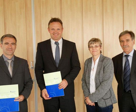 Analytik Jena und die Fachhochschule Nordhausen unterzeichnen einen Kooperationsvertrag: Alexander Berka (Analytik Jena), Prof. Dr. Jörg Wagner (FH Nordhausen), Prof. Dr. rer. nat. Uta Breuer (FH Nordhausen), Klaus Berka (Analytik Jena), (v.l.n.r.). Analytik Jena und die Fachhochschule Nordhausen unterzeichnen einen Kooperationsvertrag: Alexander Berka (Analytik Jena), Prof. Dr. Jörg Wagner (FH Nordhausen), Prof. Dr. rer. nat. Uta Breuer (FH Nordhausen), Klaus Berka (Analytik Jena), (v.l.n.r.).