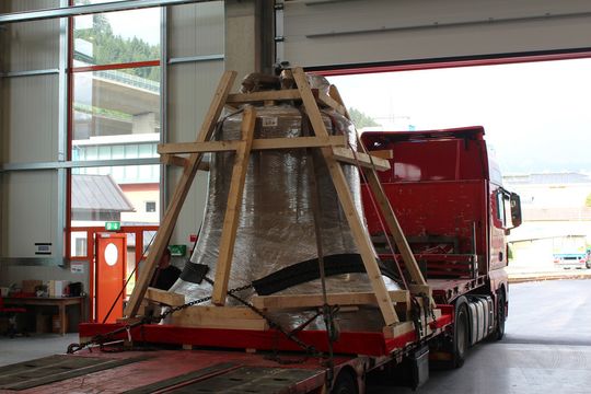 Die 15,5 Tonnen schwere Glocke wurde von Gebrüder Weiss per Sondertransport von Innsbruck nach Triest transportiert. Die 15,5 Tonnen schwere Glocke wurde von Gebrüder Weiss per Sondertransport von Innsbruck nach Triest transportiert.